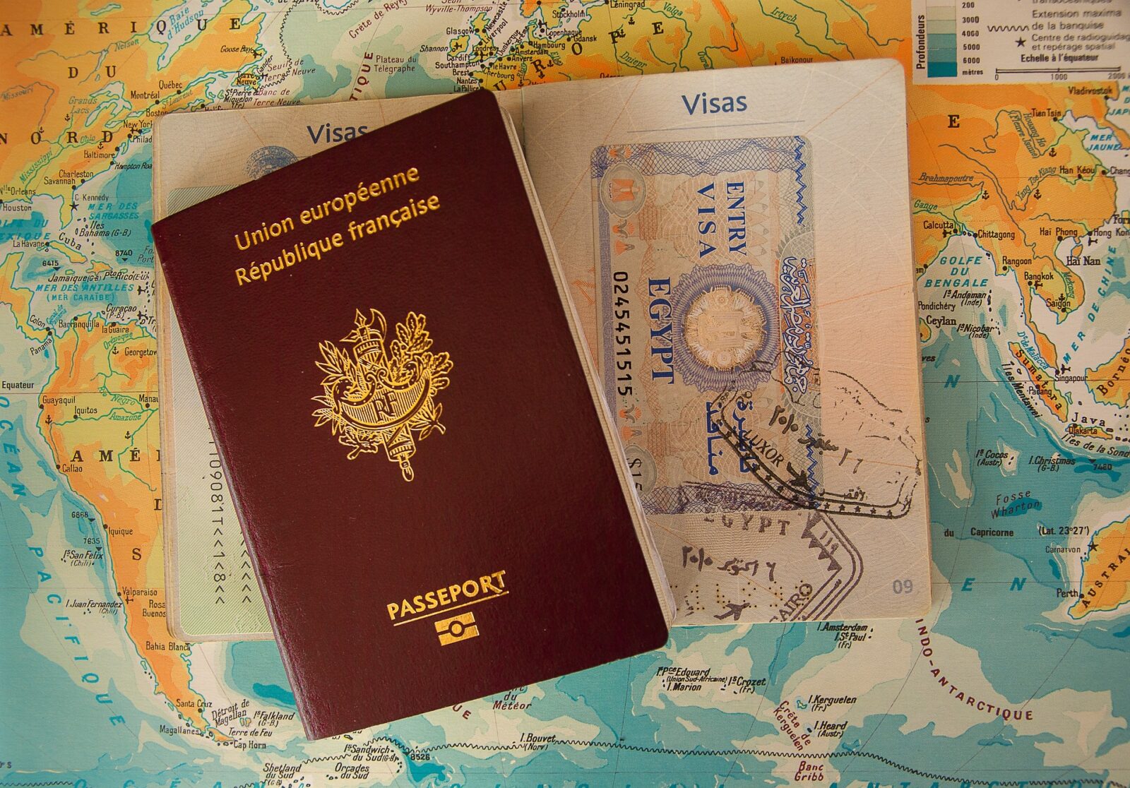 passaporto su cartina geografica