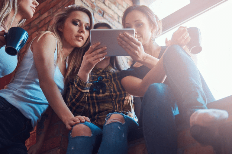 ragazze straniere al tablet