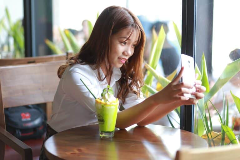ragazza cinese con telefonino