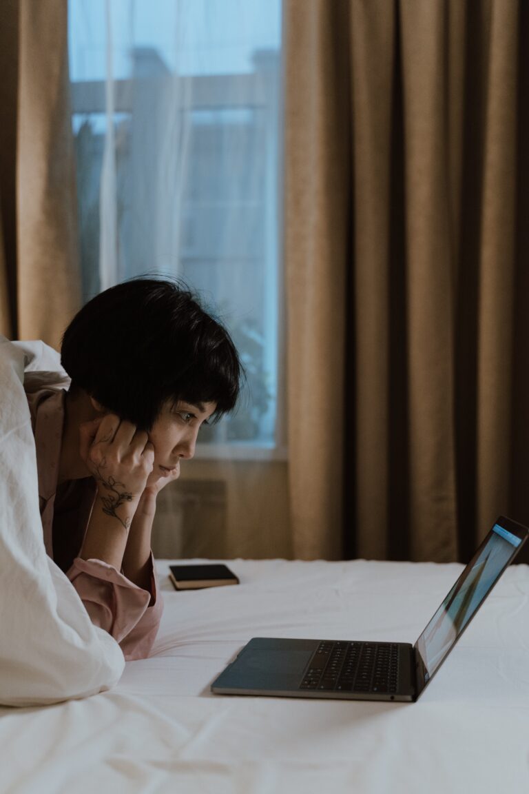 una ragazza in una stanza che guarda il suo computer