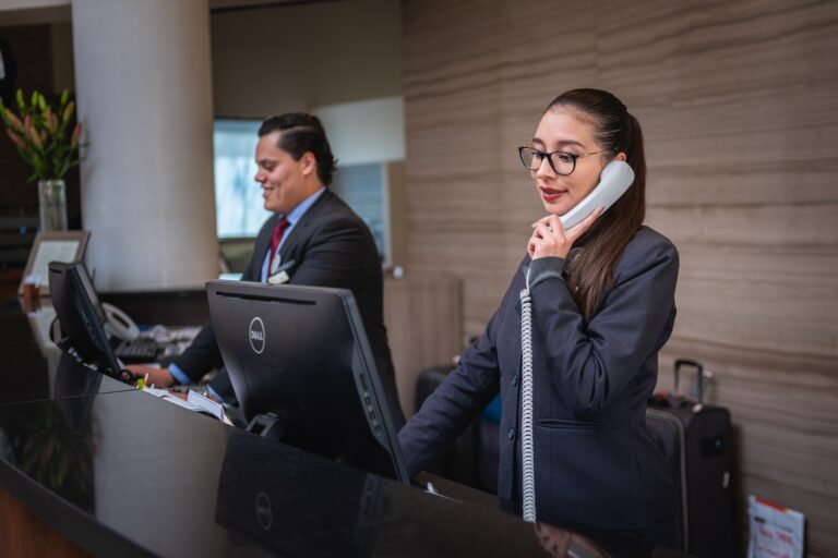 due stranieri che lavorano in un hotel in Italia