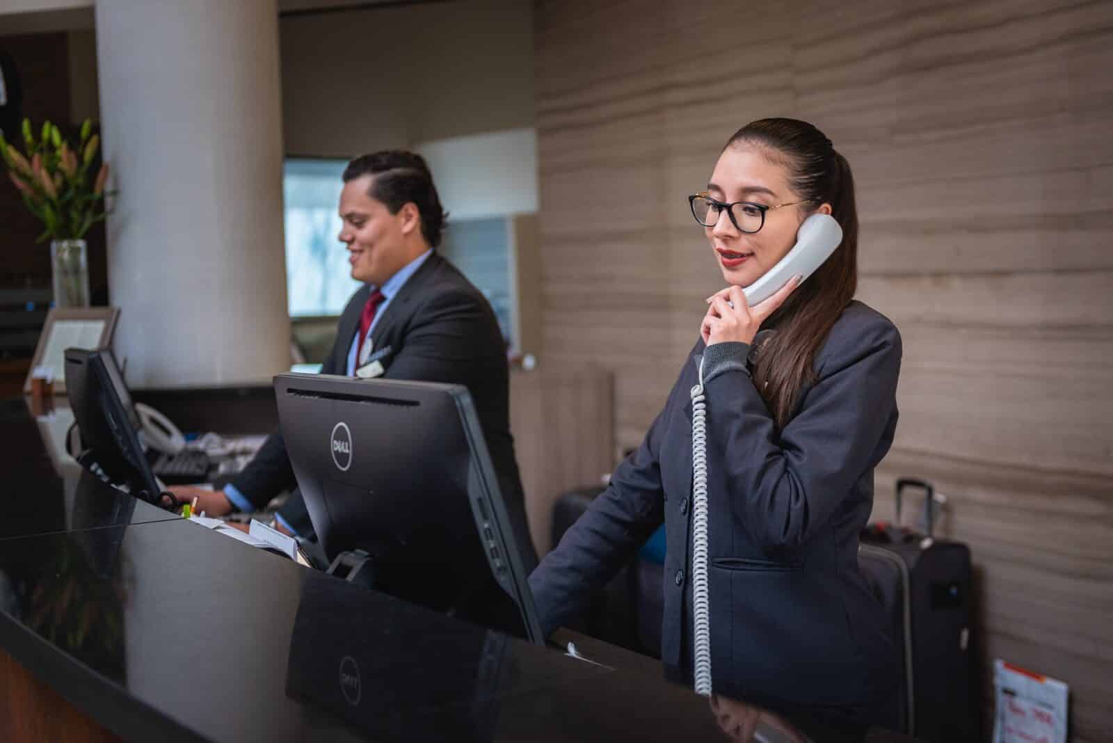 due stranieri che lavorano in un hotel in Italia