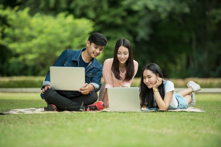 tre ragazzi stranieri al computer
