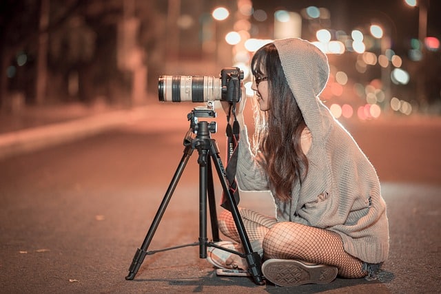 ragazza con macchina fotografica in Italia che fa fotografie