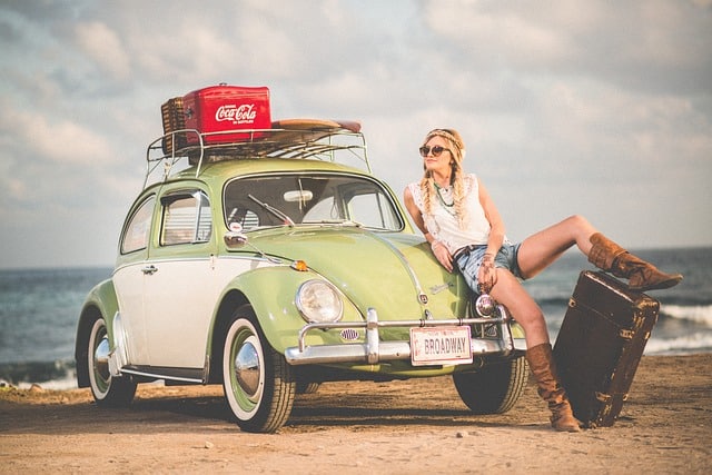 ragazza felice con la sua auto in vacanza