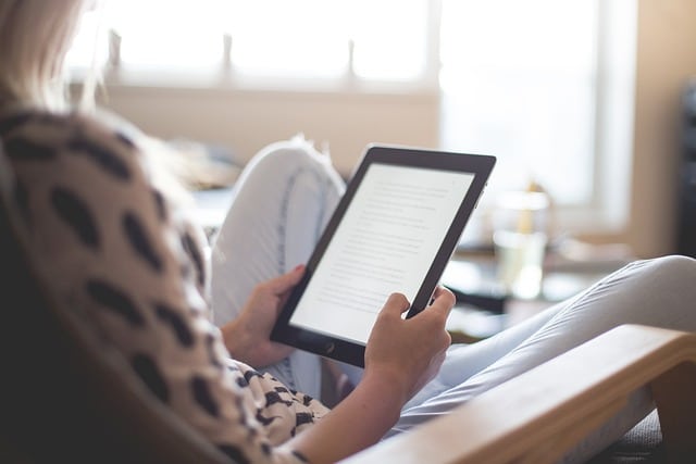 ragazza che legge un tablet