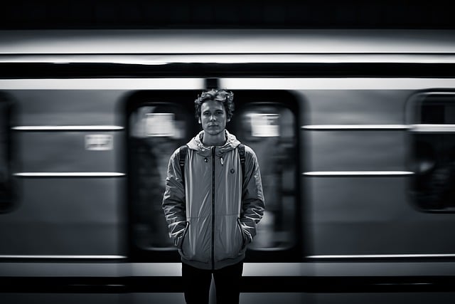 uomo in transito