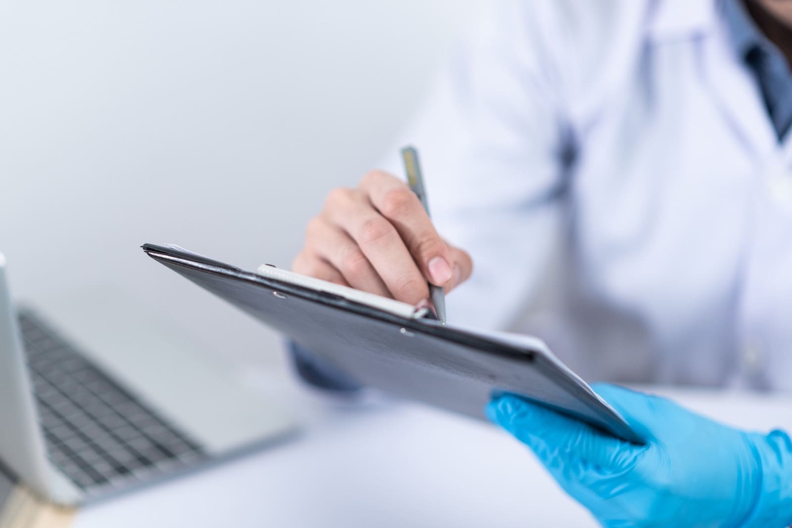 medico con cartella in mano
