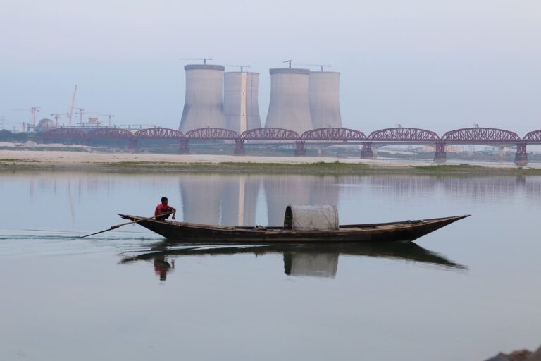 barca sul fiume Pabna