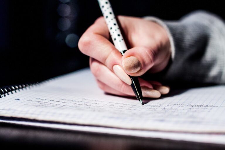 ragazza che prende appunti, primo piano della mano