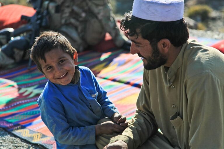 padre e figlio afghani che sorridono