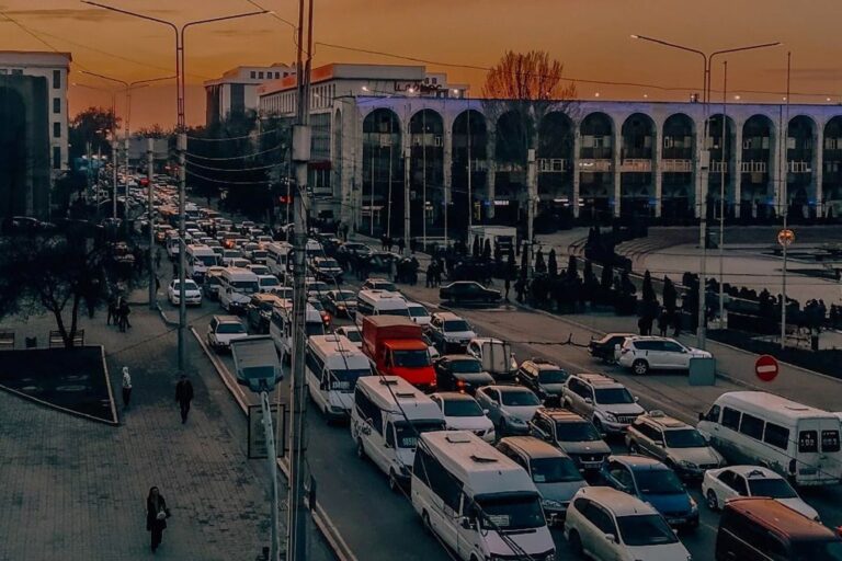 strada trafficata al tramonto, città del Kirghizistan