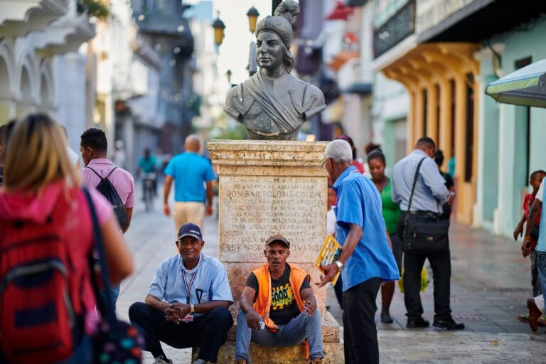 persone sotto una statua a santo domingo