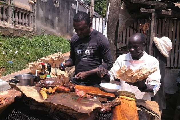 persone che stanno cuocendo cibo in camerun
