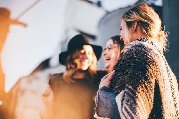 ragazze albanesi che parlano tra di loro e ridono