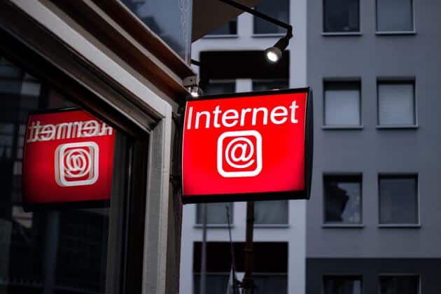 insegna di un internet point dove prenotare un appuntamento al consolato italiano