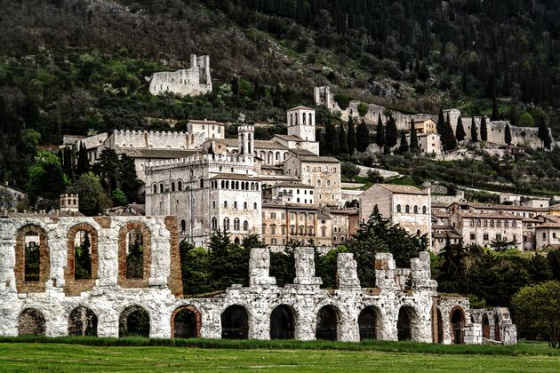 panoramica sulle rovine di Gubbio