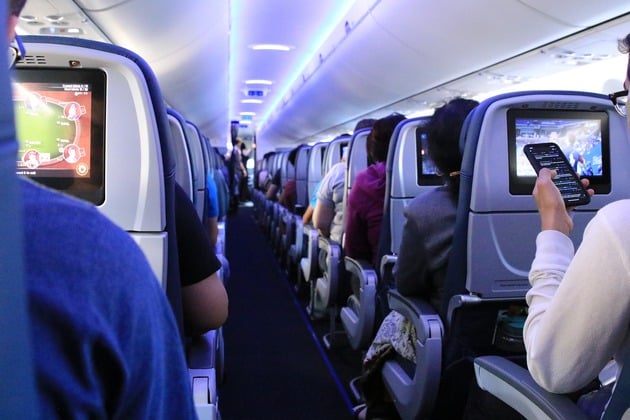 passeggeri dentro un aereo in attesa di partire