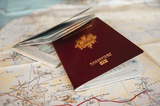 passaporto appoggiato su una cartina geografica