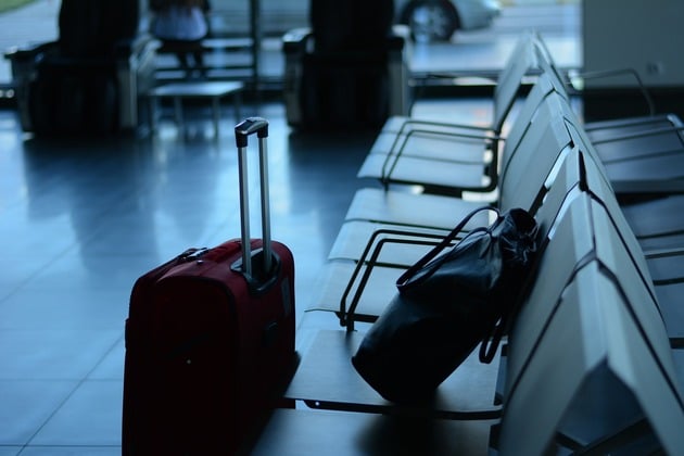 bagagli sulle sedie di una sala d'attesa