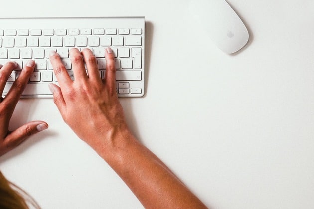 mano sobre teclado blanco