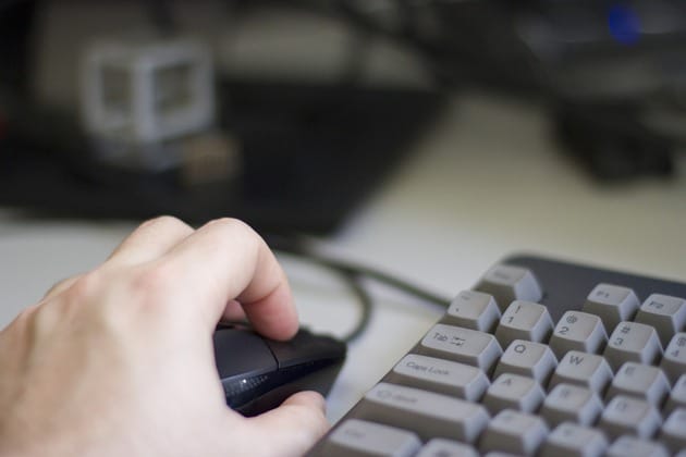 primo piano di una mano che lavora al pc