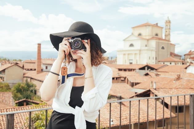 ragazza che fa una fotografia
