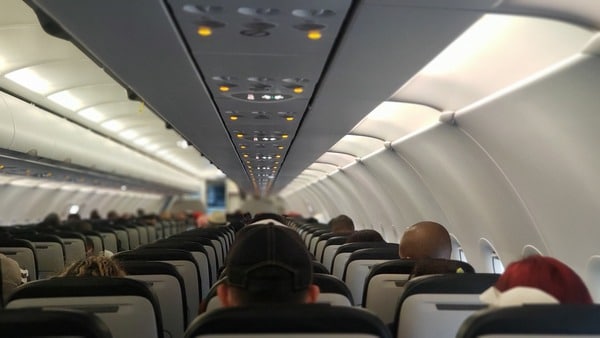 persone sedute prima del volo
